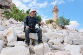 Terk-edilen-koyundeki-camiye-23-yildir-gonullu-olarak-gozu-gibi-bakiyor-featured