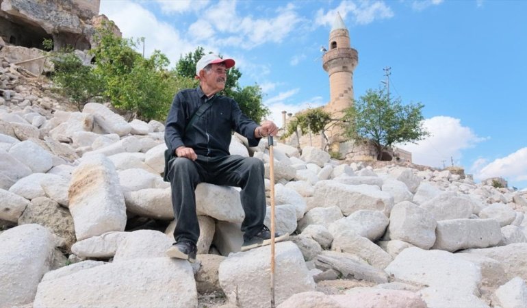 Terk edilen köyündeki camiye 23 yıldır gönüllü olarak gözü gibi bakıyor