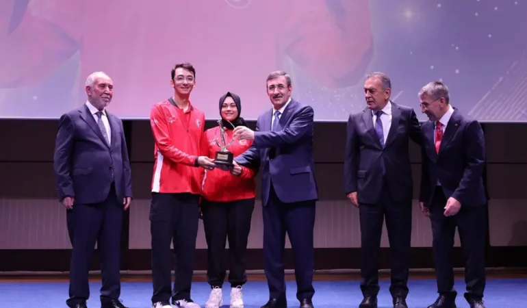 Türk sporunun gurur gecesi: Milli yıldızlar ödüllerle buluştu
