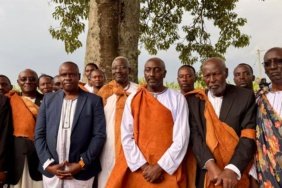 Uganda039da-taht-kavgasi-Gazeteci-kral-koltuguna-oturuyor-featured-1