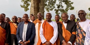 Uganda039da-taht-kavgasi-Gazeteci-kral-koltuguna-oturuyor-featured