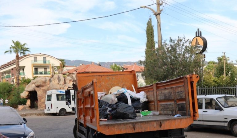 Yalnız yaşayan kadının evinden bir kamyon çöp çıkarıldı