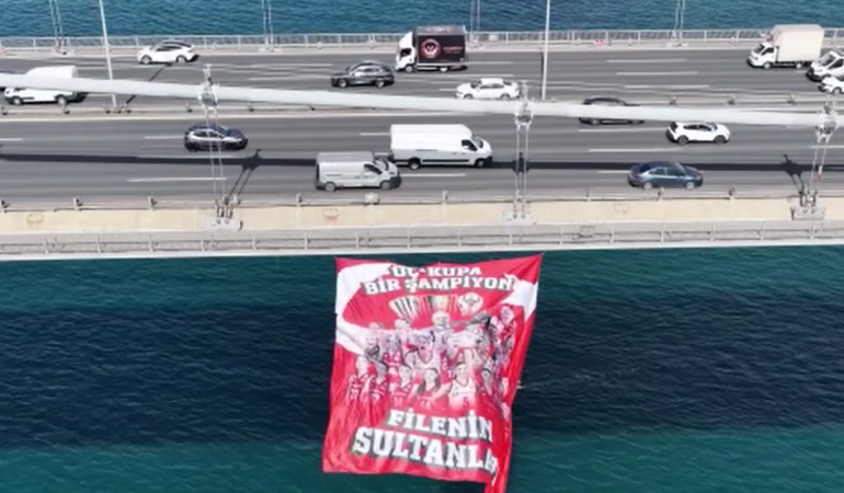 “3 Kupa, 1 Şampiyon” bayrakları İstanbul Boğazı’nda