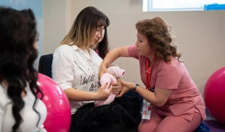 3,1 milyon anne adayı gebe okullarında doğuma hazırlandı