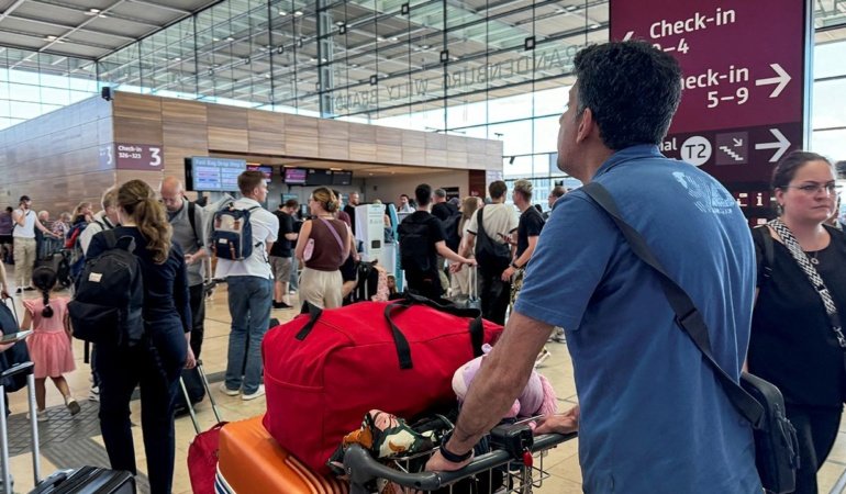 AB, havalimanlarında uygulanan Giriş/Çıkış Sistemi'ndeki aksaklıklardan üye ülkeleri sorumlu tuttu