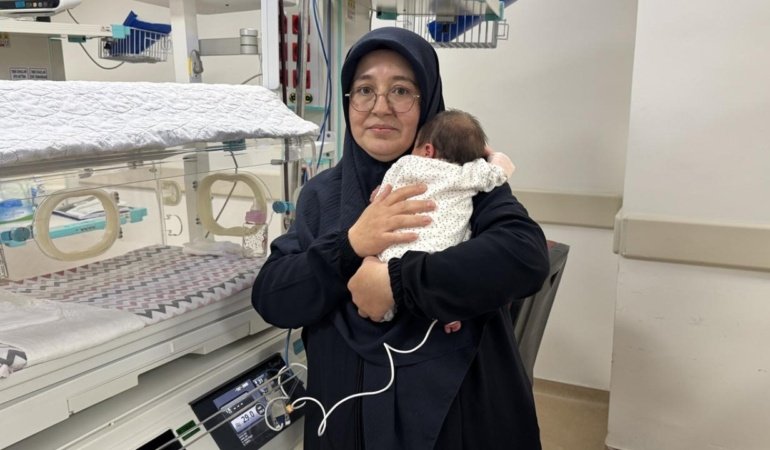 Anne karnında kan nakli ile ikinci çocuğunu kucağına aldı