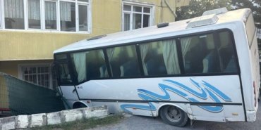 Arnavutkoy039de-freni-bosalan-midibus-bahceye-daldi-featured