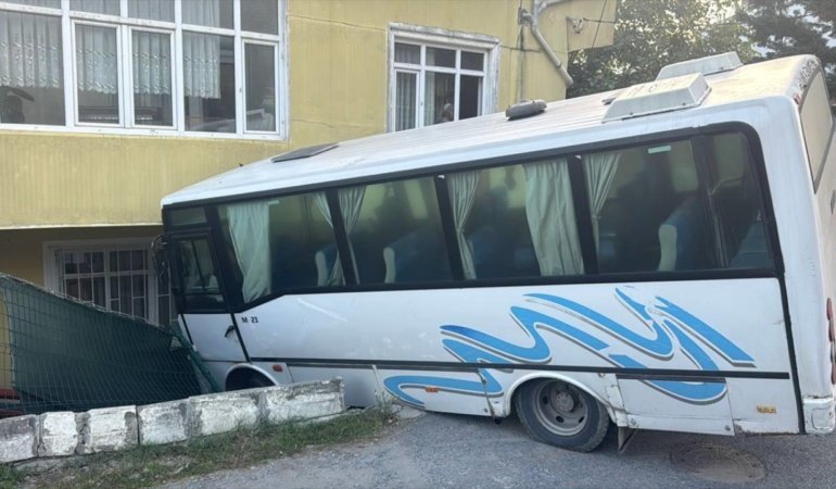 Arnavutköy'de freni boşalan midibüs bahçeye daldı