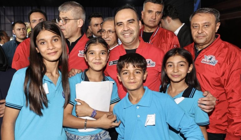 Bakan Kacır, TEKNOFEST Güneydoğu'da stantları ziyaret etti