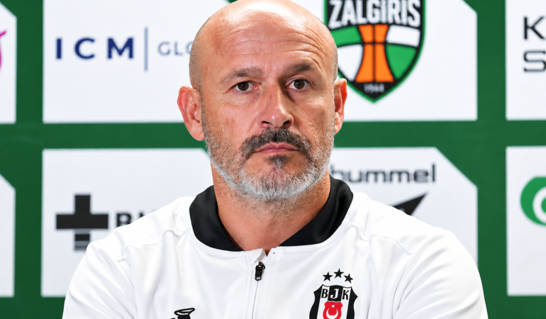 Beşiktaş Teknik Direktörü Italiano'dan hakem tepkisi: “Yumrukların cezasız kalmasını şaşkınlıkla izledim”