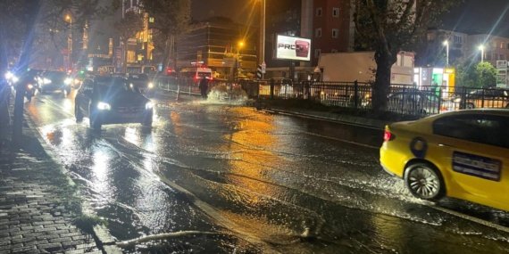 Besiktas039ta-altyapi-calismasi-sirasinda-su-borusu-patladi-featured