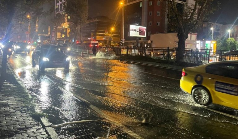Beşiktaş'ta altyapı çalışması sırasında su borusu patladı