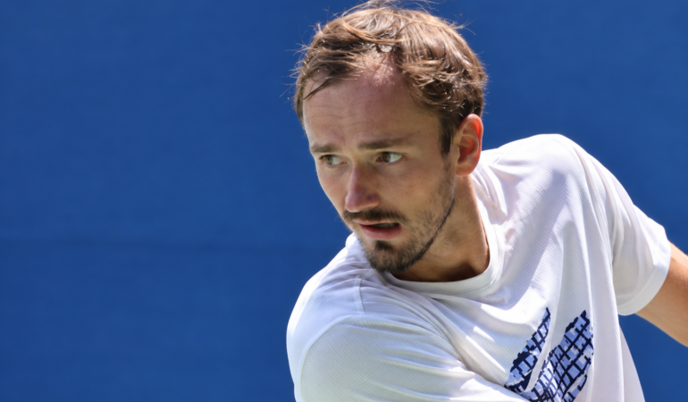 Çin Açık’ta Medvedev diskalifiye edildi, Djokovic finale çıktı