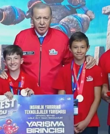 Corumlu-ogrenciler-odulunu-Cumhurbaskani-Erdogan039in-elinden-aldi-featured