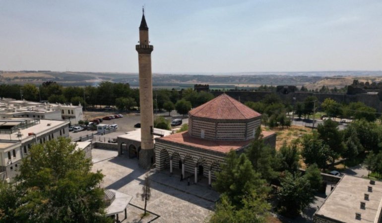 Depremde hasar gören 6 tarihi cami yarın yeniden ibadete açılacak