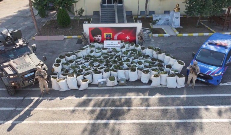 Diyarbakır'da 2 ton 200 kilogram esrar ele geçirildi