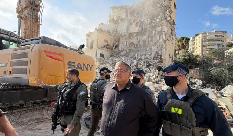 Eli kanlı İsrailli Bakan BenGvir, Filistinlilerin evlerinin yıkımına katılıp buldozerde poz verdi