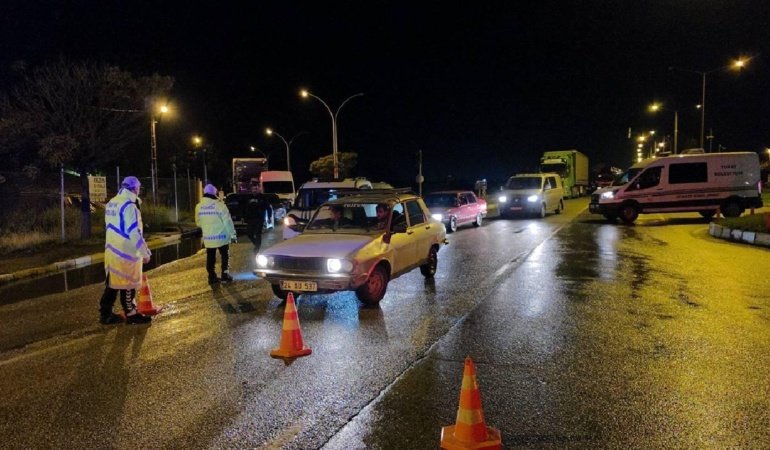 ErzincanErzurum kara yolu heyelanın ardından yeniden ulaşıma açıldı