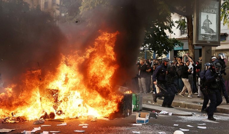 Fransa'da 30 bin öğrenci haftalarca yüz yüze eğitim alamayacak