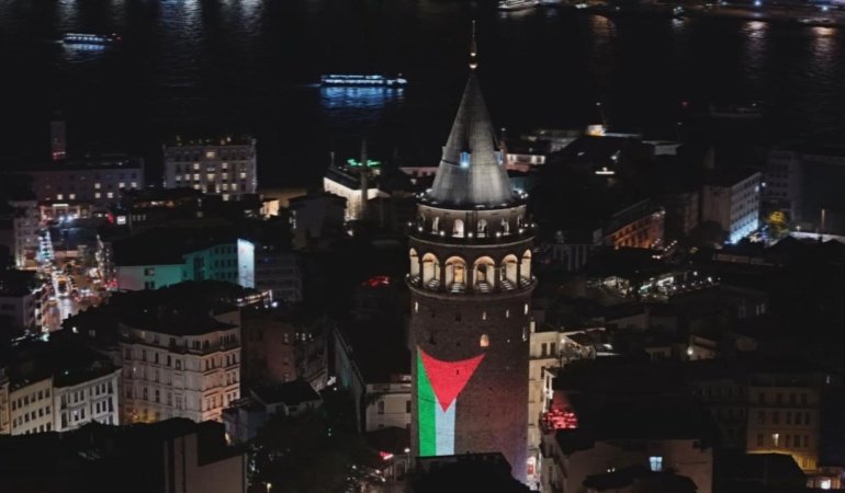 Galata Kulesi'ne Filistin bayrağı yansıtıldı