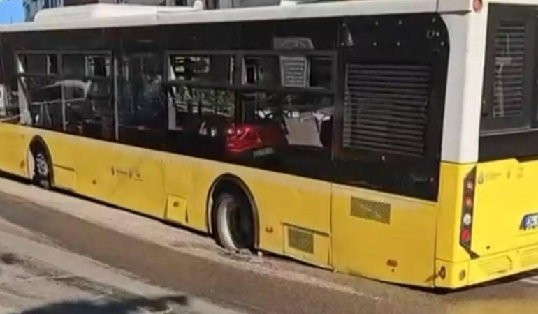 İETT otobüsü çukura düştü