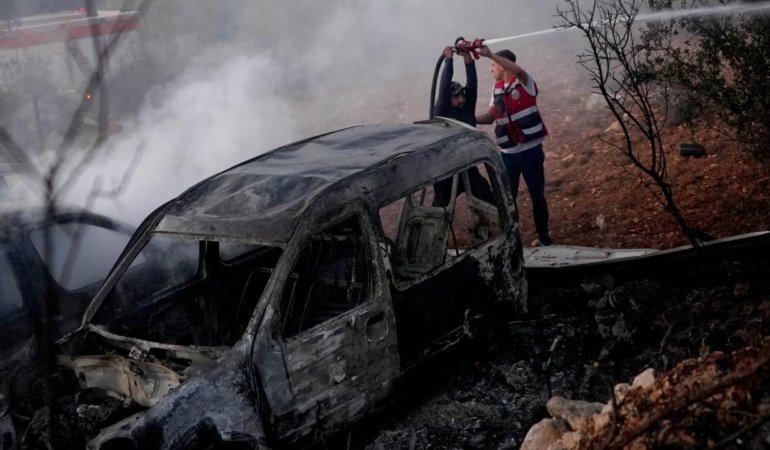İşgalci İsrailliler Batı Şeria'da Filistinlilerin ev ve araçlarını ateşe verdi