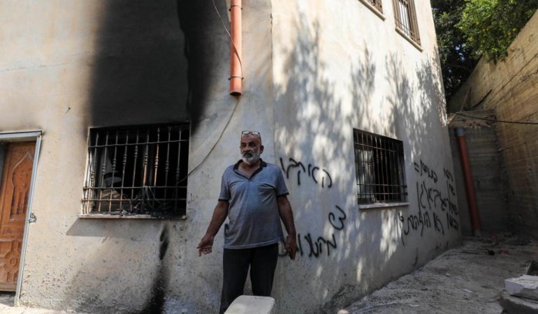 İşgalci İsraillilerin evini kuşattığı Filistinli aile pencereden elini uzatsa gözaltına alınabiliyor