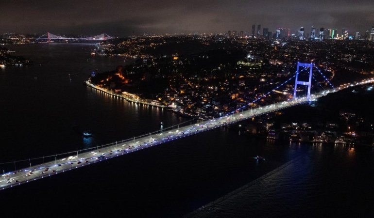 İstanbul Boğazı'nda gemi trafiği askıya alındı