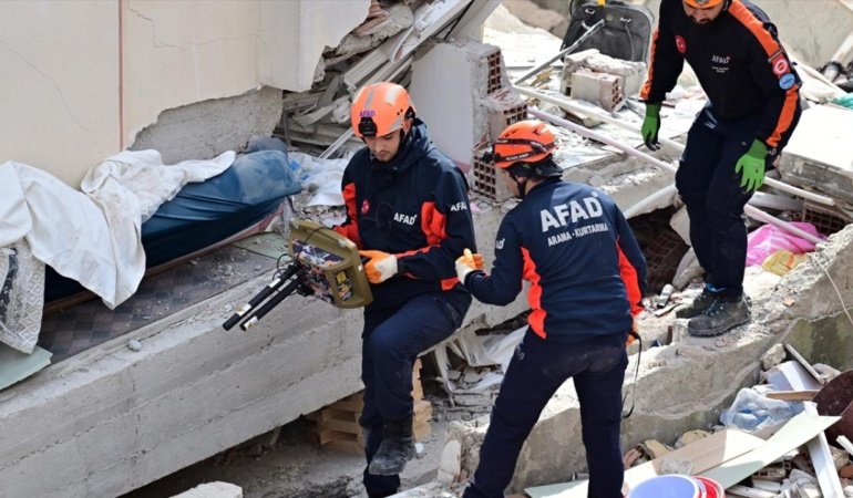 İstanbul Valisi Gül: Enkaz altında 3 kişi olduğunu düşünüyoruz