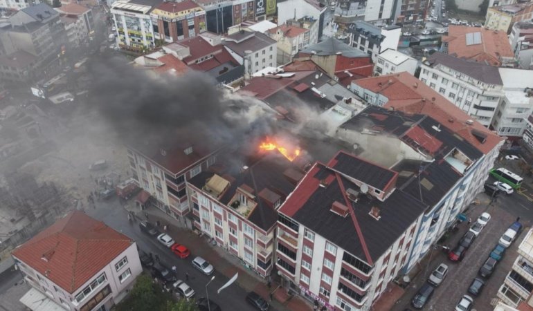 İstanbul'da 5 katlı binada yangın