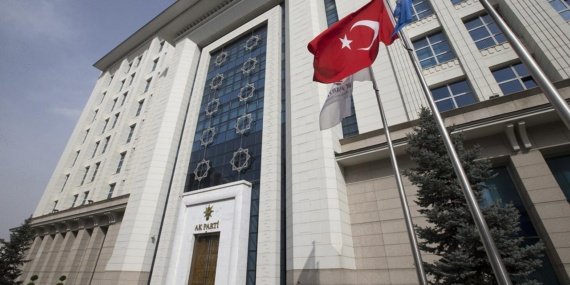 Izmir-Buyuksehir-Belediye-Baskani-Tugay-AK-Parti039ye-geciyor-featured