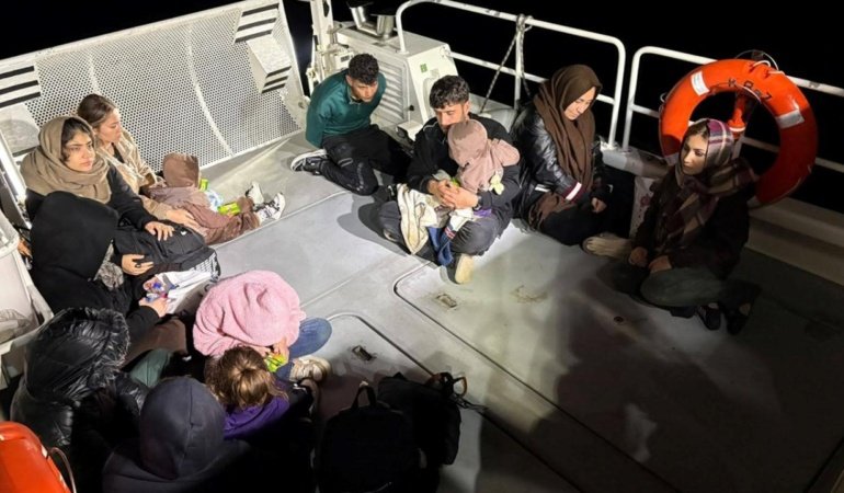 İzmir açıklarında 13 düzensiz göçmen yakalandı