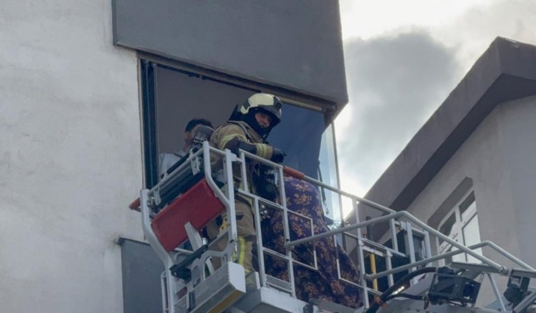 Kadıköy'de 8 katlı binada yangın