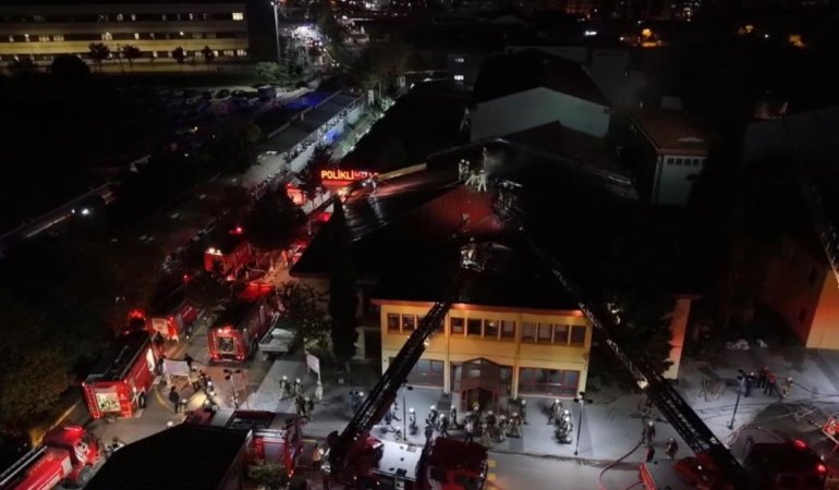Kartal Koşuyolu Eğitim ve Araştırma Hastanesi'nin çatısında yangın