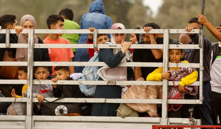 Katil İsrail'in soykırımı nedeniyle Gazze'de binlerce aile yerinden edilmenin ağır koşullarıyla mücadele ediyor