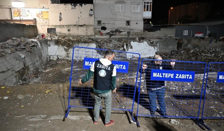 Maltepe'de kısmen çöken binanın enkazında çalışmalar tamamlandı