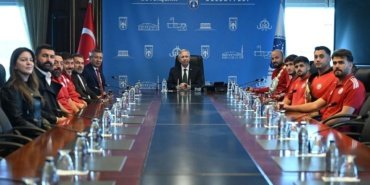 Mansur-Yavas-ASKI-Sporlu-gurescileri-agirladi-featured