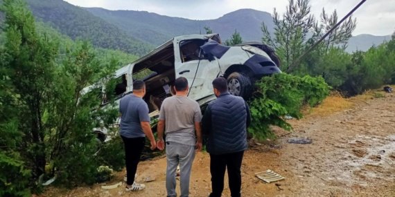 Mersin039de-minibus-ucuruma-devrildi-17-yarali-featured