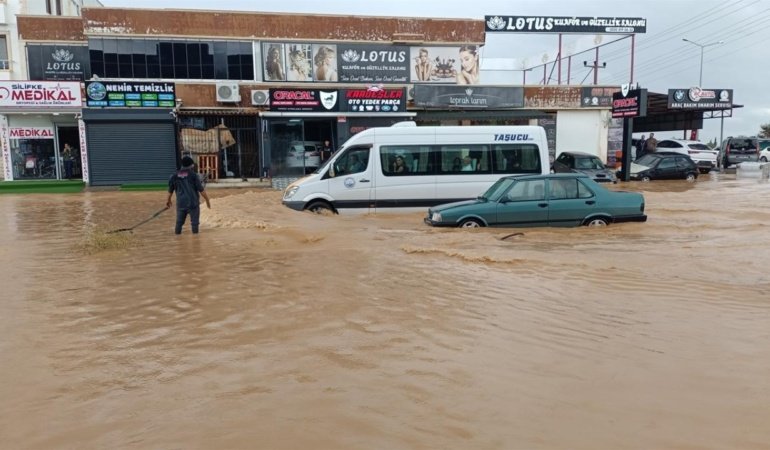 Mersin'de sağanak su baskınlarına neden oldu: Araçlar yolda kaldı
