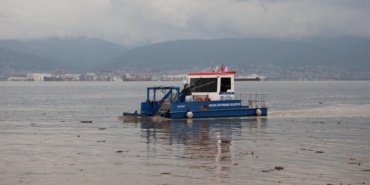 Saganak-sonrasi-Izmit-Korfezi039nden-10-kamyon-atik-cikarildi-featured
