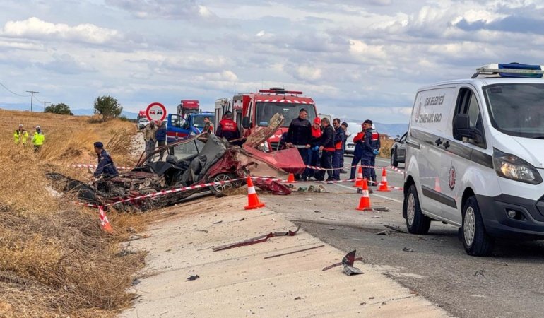 Uşak'ta kamyonla otomobil çarpıştı: 3 ölü
