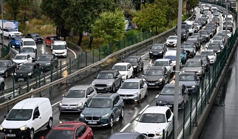 Yağışın da etkisiyle İstanbul'da yoğun trafik