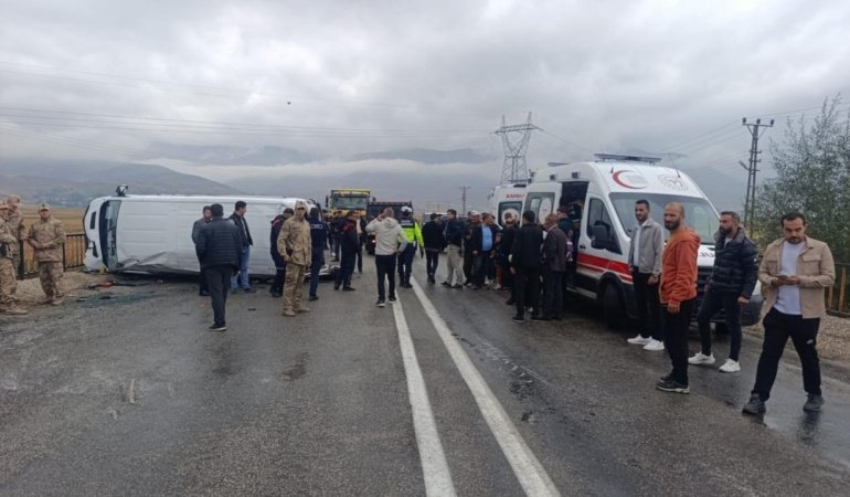 Yüksekovada öğrenci servisi devrildi: 10 yaralı